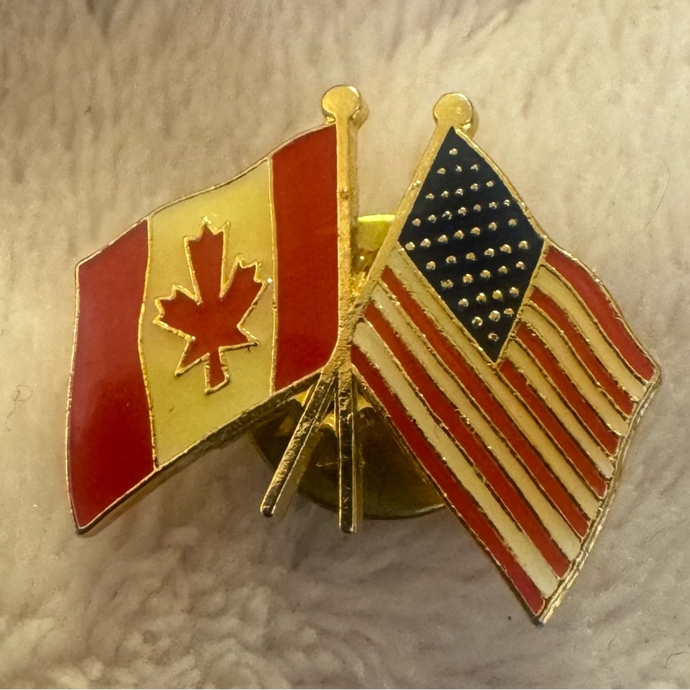 USA & Canada National Flags Lapel Pin vintage with gold tones